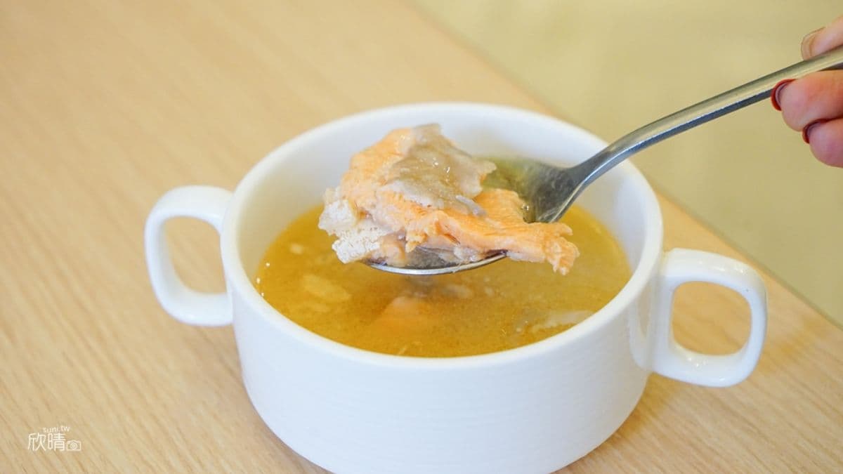 特別推薦的是野味味噌湯，湯頭很濃郁裡面的鮭魚非常鮮嫩。（圖片來源：美食旅遊生活分享。欣晴）