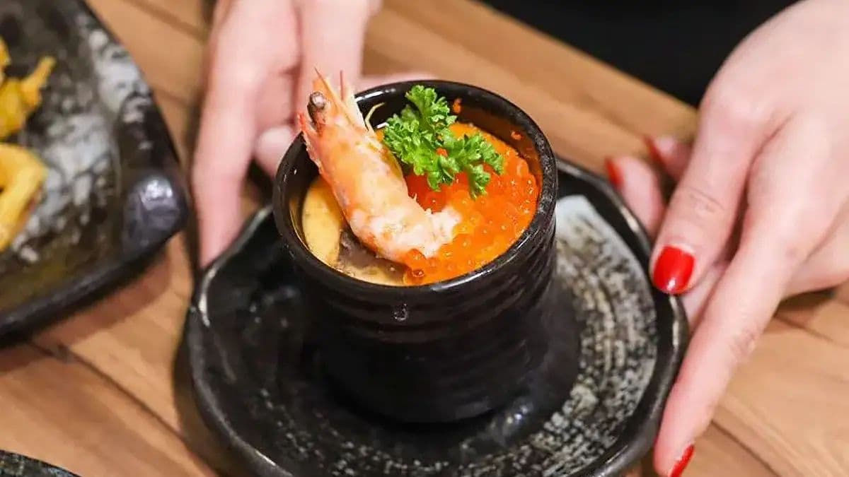 茶碗蒸裡有蝦子和鮭魚卵，底下還有蛤蜊，鮮味滿滿。（圖片來源：三歲小草）