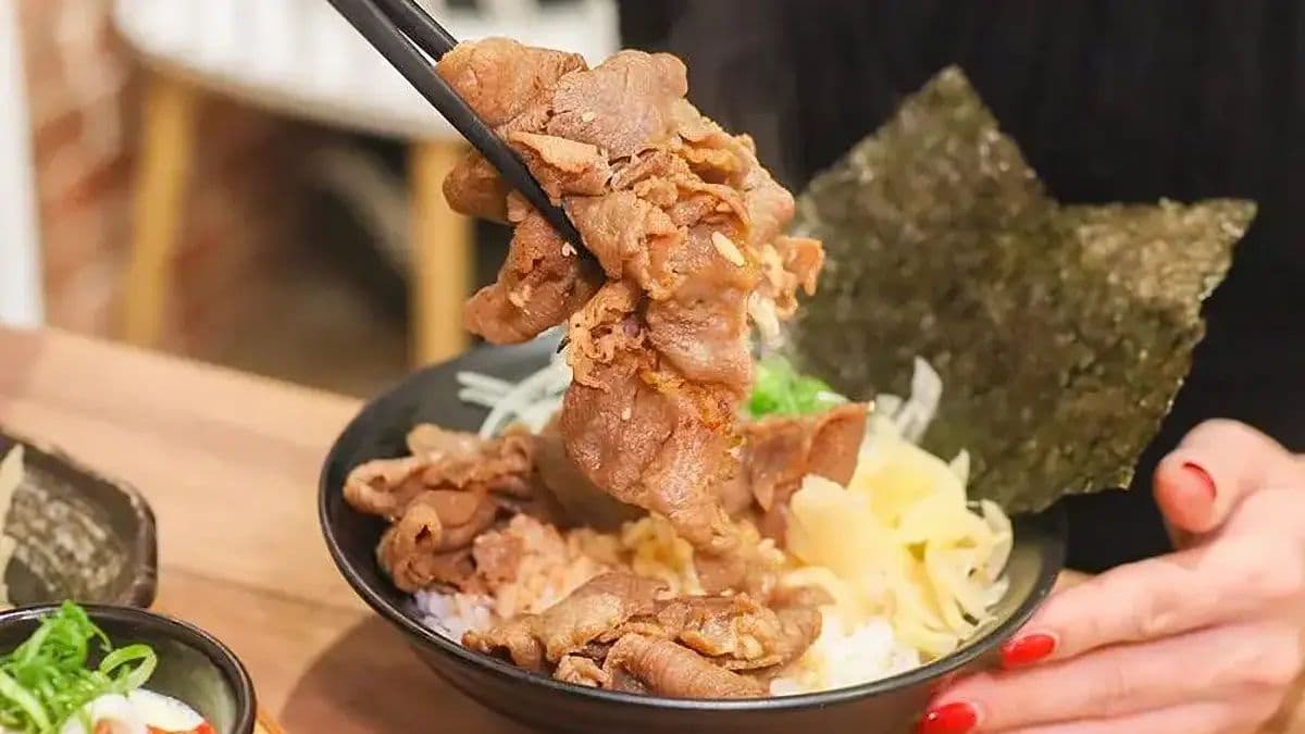 牛肉丼飯的牛肉使用背肩部位，炙燒後的香氣撲鼻，吃起來有嚼勁。（圖片來源：三歲小草）