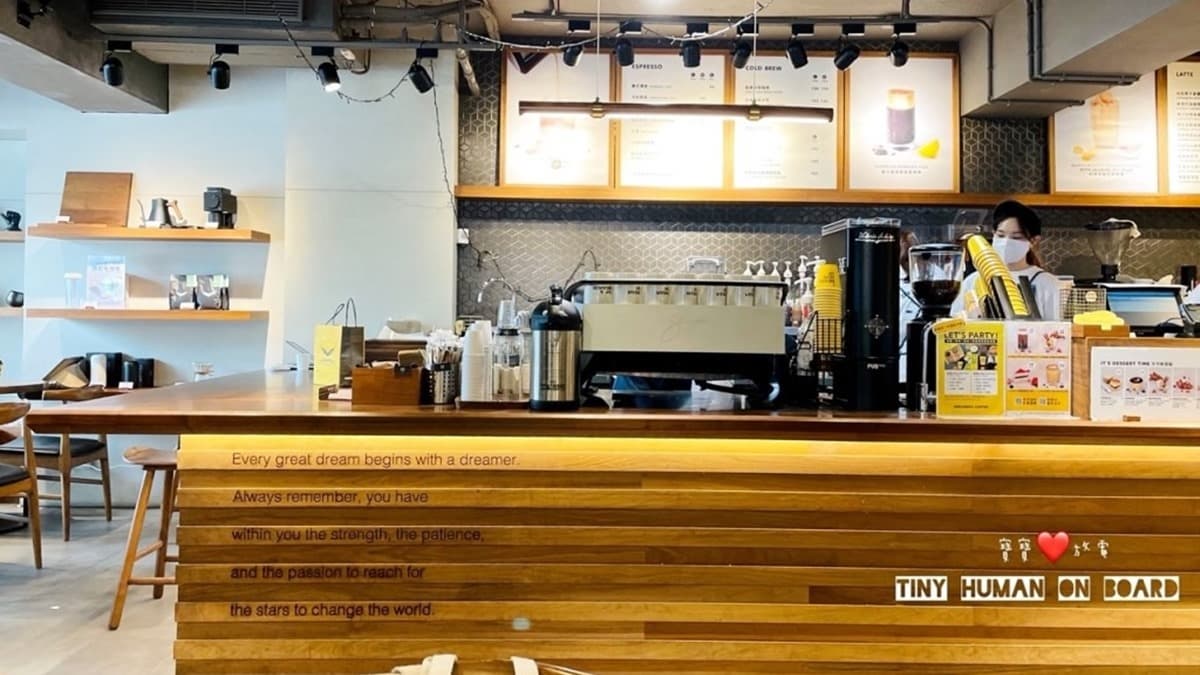 店內有雙人桌，也有吧台座位。（圖片來源：寶寶愛放電）