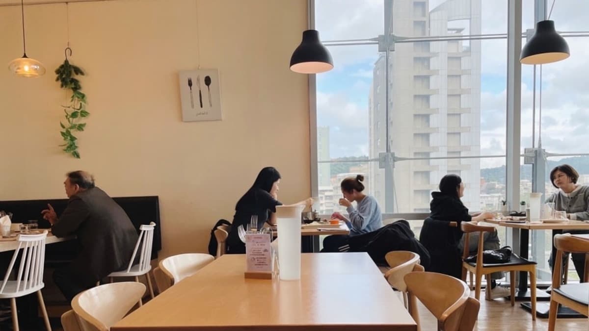 空間挑高，採光明亮。（圖片來源：寶寶愛放電）