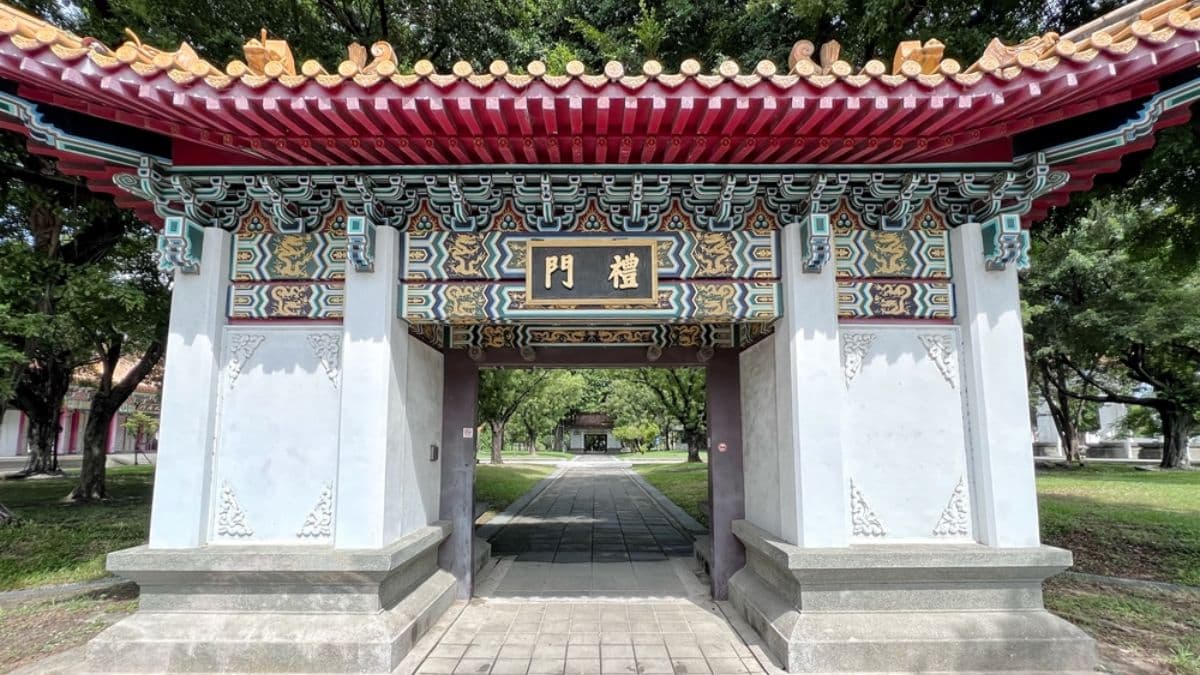 園區內綠樹枝葉扶疏，小橋流水景緻優美。（圖片來源：Ann‧榜哥‧生活事務所）