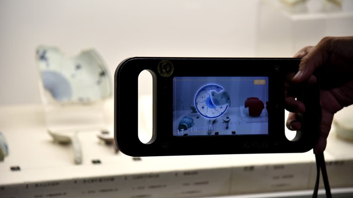 瓷盤真品破碎剩不到一半，但從AR螢幕可以看見瓷盤文物完好如初。（圖片來源：西莉亞玩樂人生）