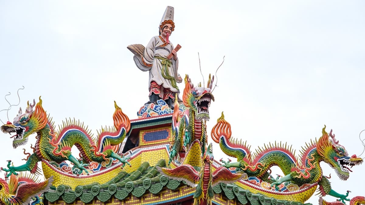 屋簷上剪貼精美的飛龍雕像及華麗的吊筒、雀替。（圖片來源：小蟲記事簿）