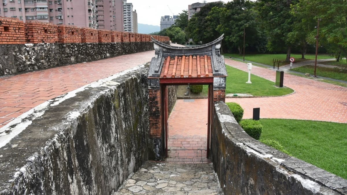 城門上有九個「雉堞」，雉堞與雉堞中間的缺口叫做「箭孔」。（圖片來源：西莉亞玩樂人生）