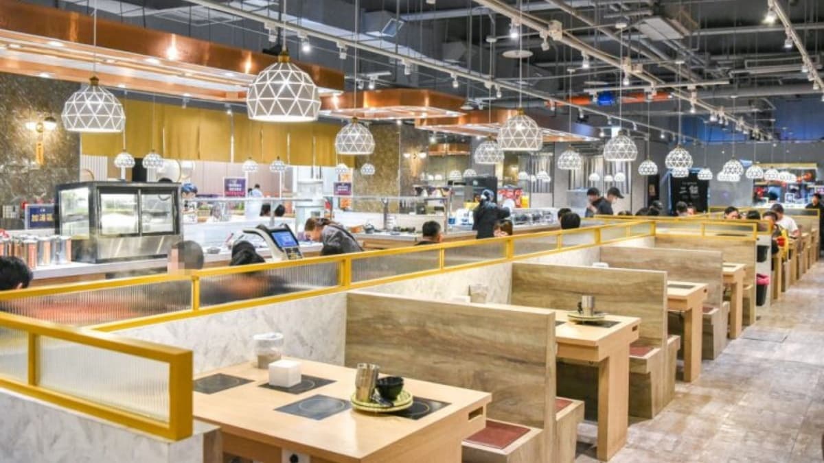 取餐區集中，座位舒適、走道寬敞。（圖片來源：2A食旅日記）