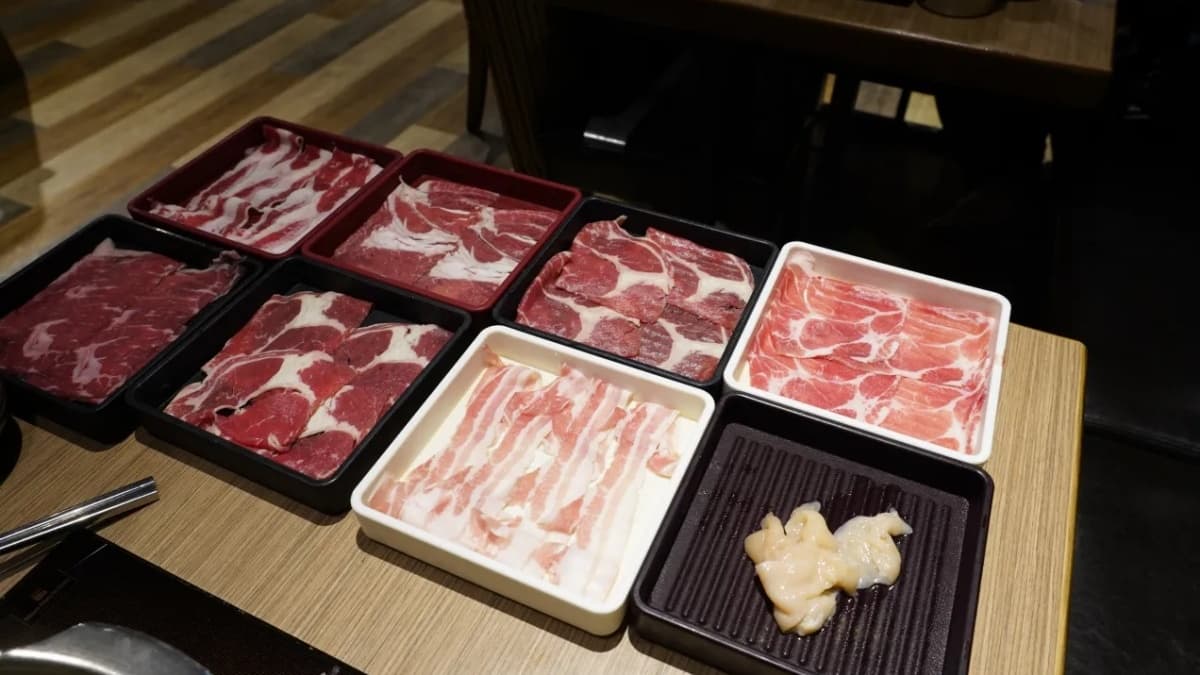 吃到飽套餐包含牛、豬、雞肉。（圖片來源：勞鼠探世界）
