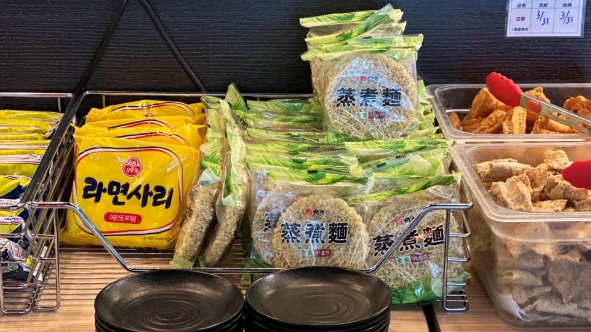 主食有滷肉飯、科學麵、寬粉條、讚岐烏龍麵等選擇。（圖片來源：欣晴。美食旅遊生活分享）