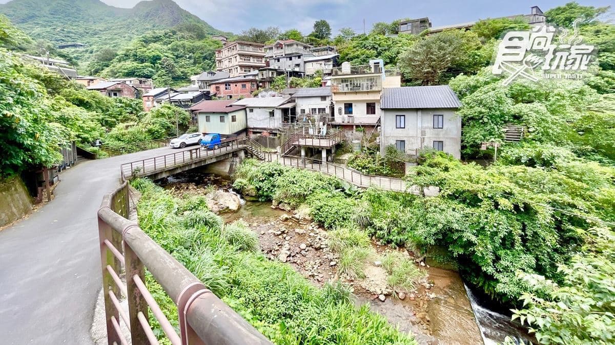 店內有絕佳窗邊位置，能眺望由勸濟堂走過來的山間小路與老房。