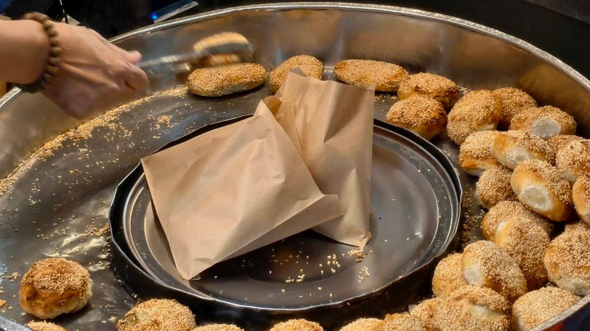 念陸眷村燒餅，想買先拿號碼牌。（圖片來源：美食惠所）