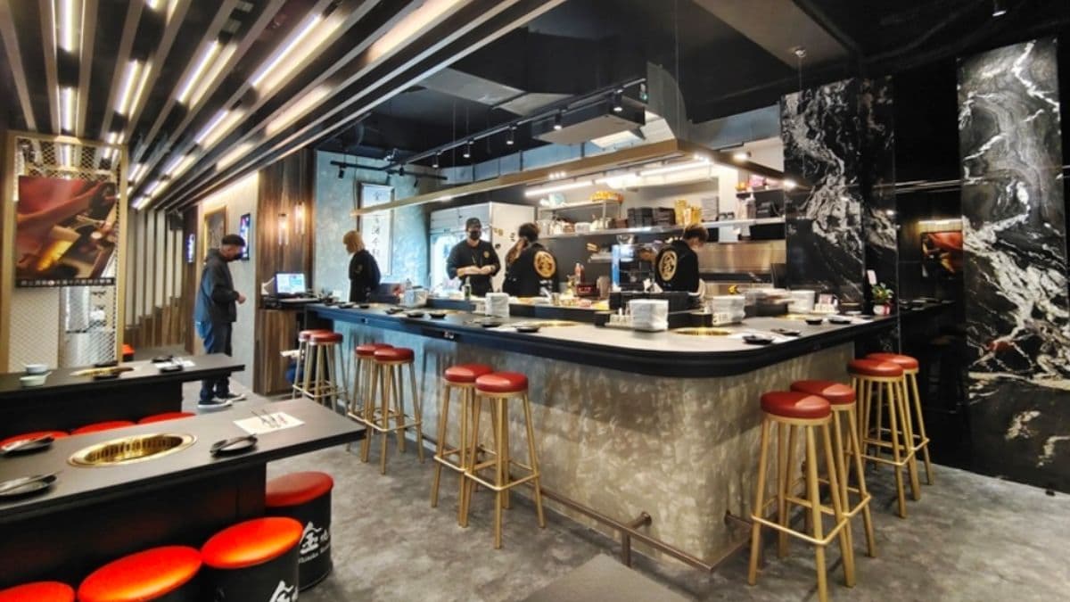 大理石牆面與黑色系桌面，讓客人有品質的用餐體驗。（圖片來源：PEKO の Simple Life）
