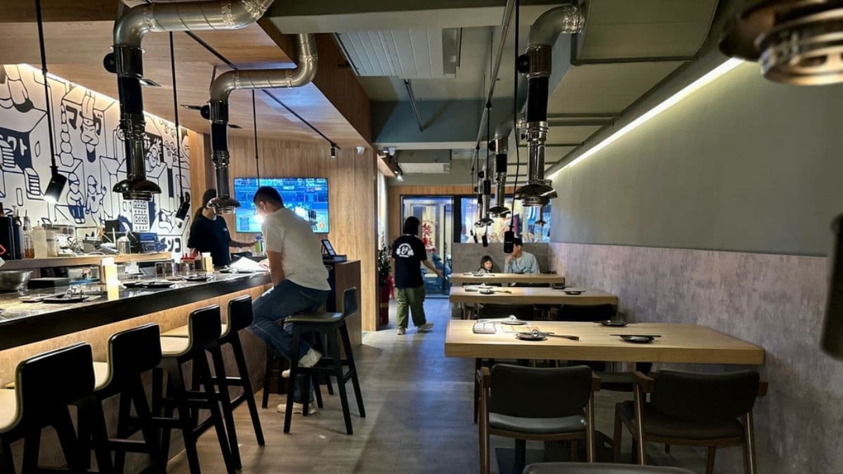 店裡有可以一個人即可享用的吧台區也有多人用餐座位。（圖片來源：洋洋的吃喝玩樂）