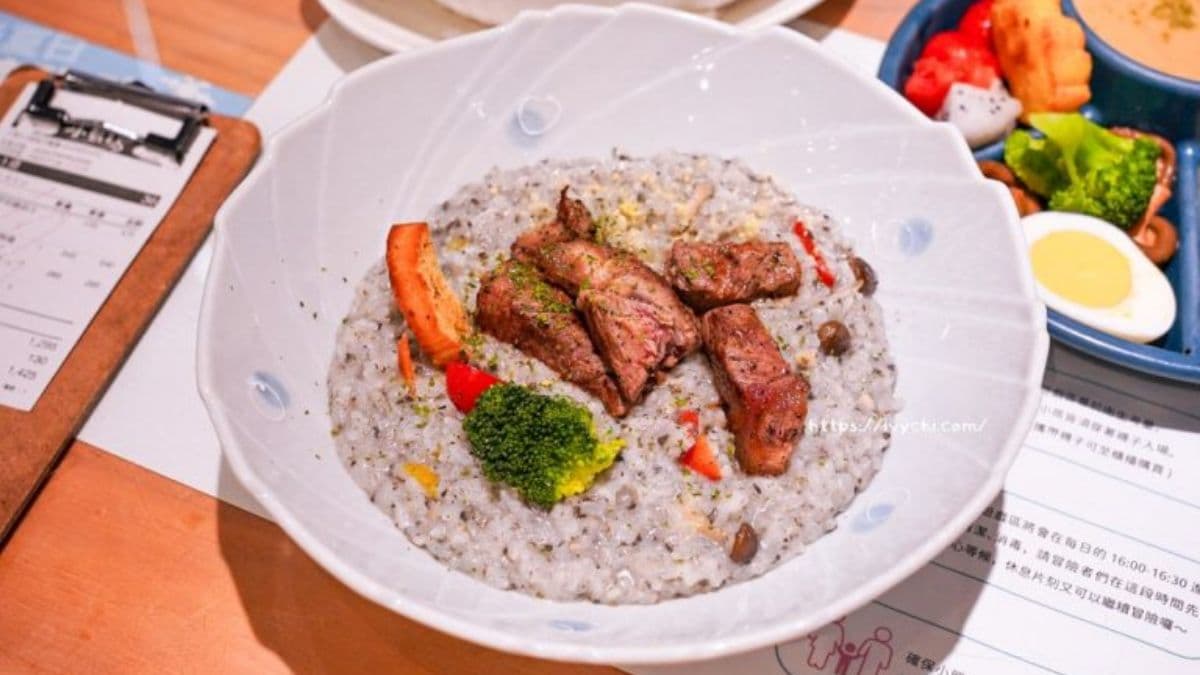 黑松露蕈菇美國板腱骰子牛燉飯，有著濃濃黑松露的香氣。（圖片來源：艾薇覓食趣）
