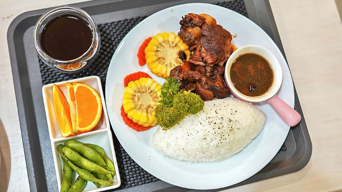 蘋果豬腳飯的豬腳燉得軟嫩入味。（圖片來源：涼子是也）