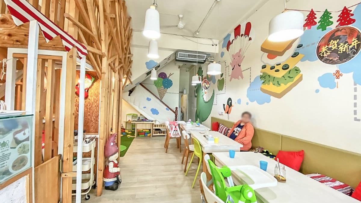 用餐區旁就是遊憩區，旁有木製溜滑梯，上面還有個閣樓小空間可以玩耍。 （圖片來源：涼子是也）