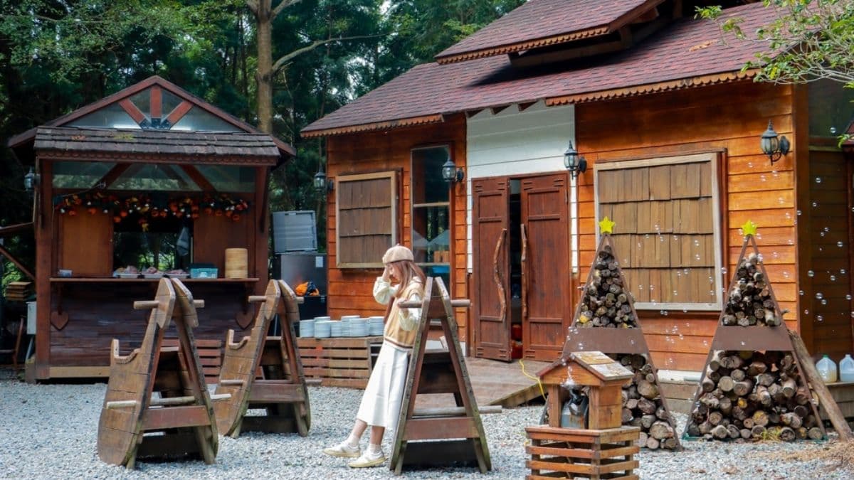 偽出國感受英式悠閒的鄉村生活，滿山遍野的森林包圍著歐風木屋。（圖片來源：GO阿綸@旅人狂潮）
