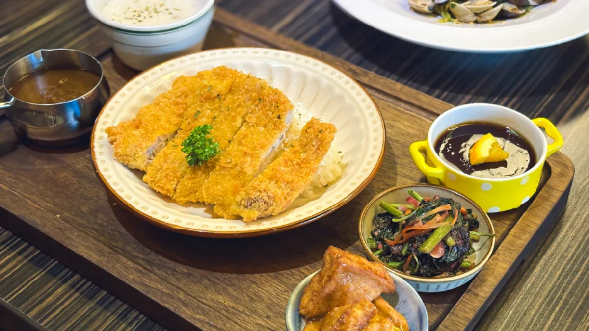 焦糖洋蔥咖哩豬排的咖哩醬味道香甜又濃郁。（圖片來源：鯊魚大口咬）