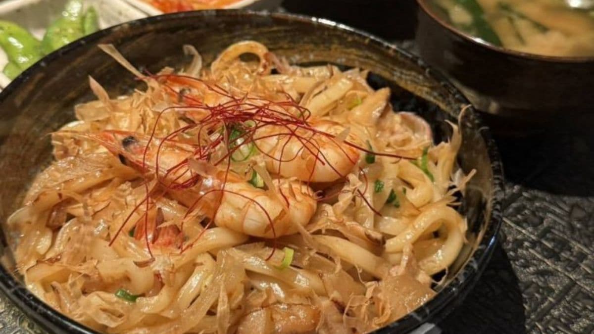 日式烏龍炒麵套餐，實際菜色依店家提供為主。（圖片來源：達人Emily的播報台）