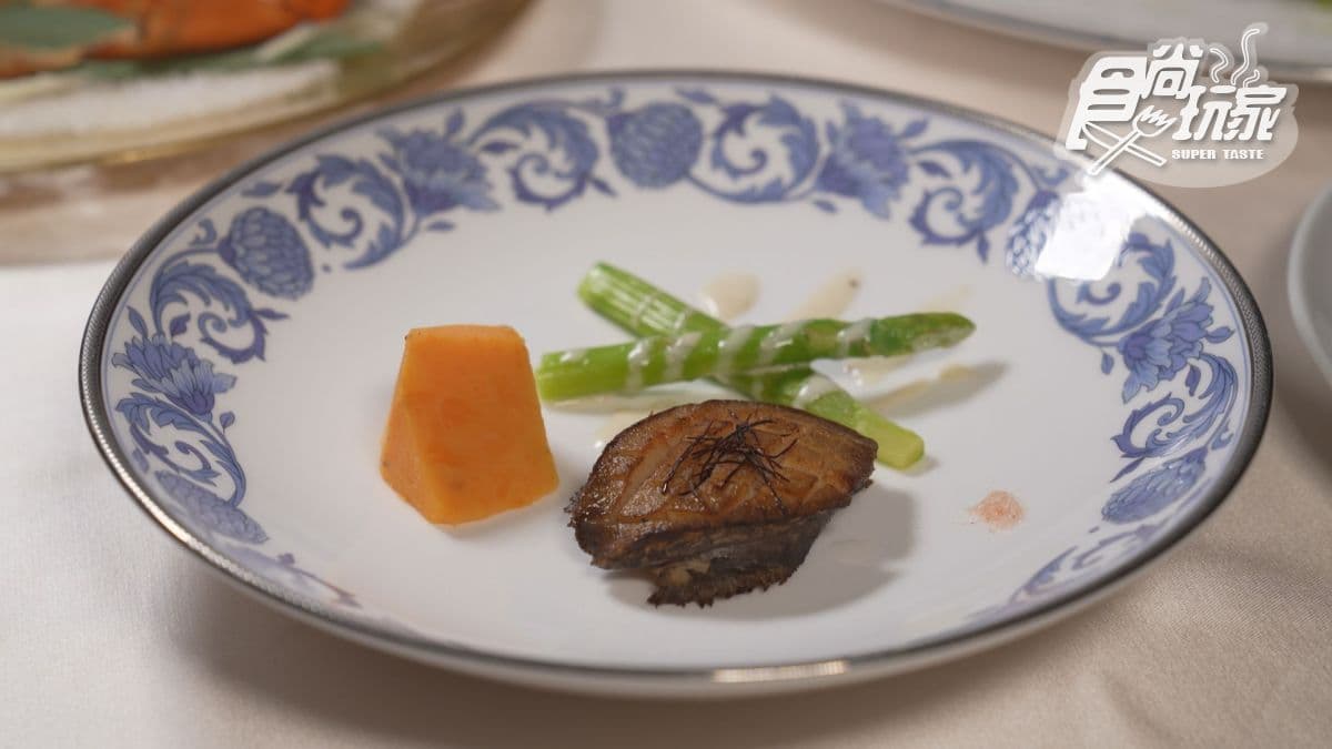 「乾煎鮑魚」的口感很嫩，也保留鮑魚的甜味。