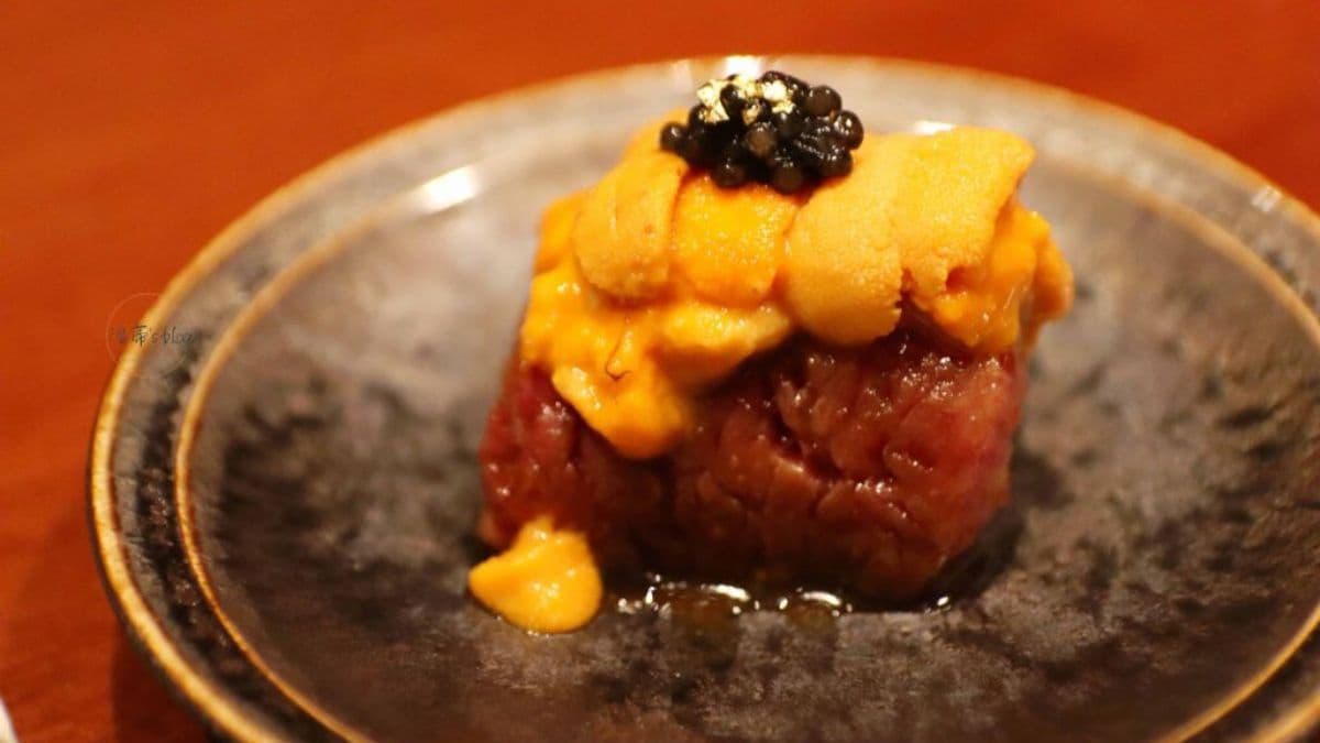 將肉品微微烤熟，再疊上海膽、魚子醬、金箔。（圖片來源：溫蒂‘s blog）