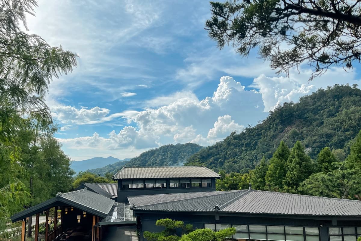 年底前門票50元！春水堂全新園區「春秋山林」，招牌珍奶＋百道料理、爽泡足湯
