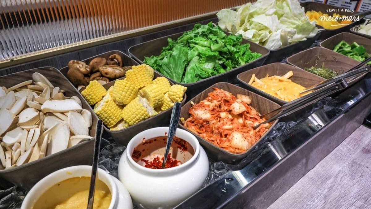 自助區有蔬菜、水果、滷肉飯、炸物、飲料、冰淇淋及甜點。（圖片來源：陳小可的吃喝玩樂）