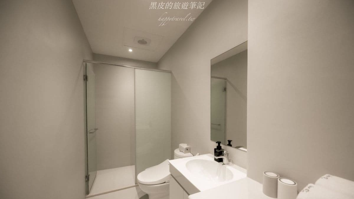浴室採用乾濕分離的設計，洗手台與鏡面簡約俐落質感十足。（圖片來源：黑皮的旅遊筆記）