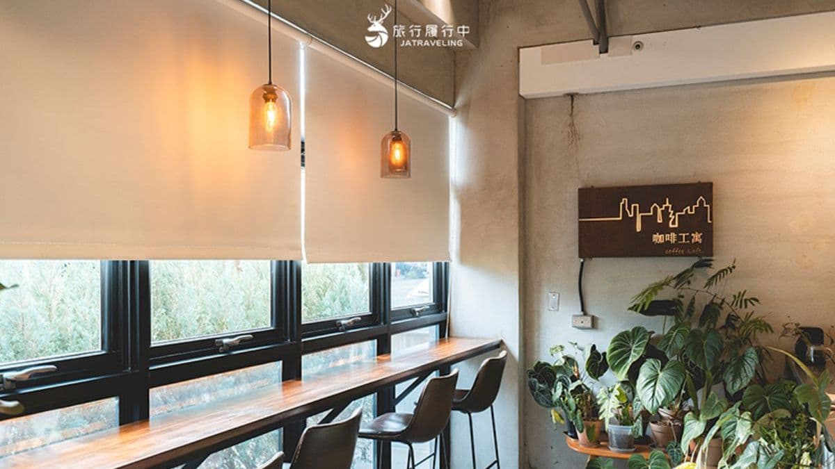 咖啡廳空間搭配綠色植栽點綴，點亮一盞又一盞的暖黃燈光。（圖片來源：旅行履行中）