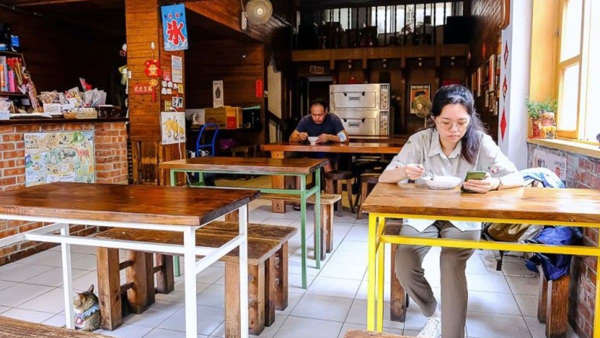 店內座位是採木頭桌椅為主，而且腳邊還不時會有店貓經過。（圖片來源：霸子。食樂拼圖）