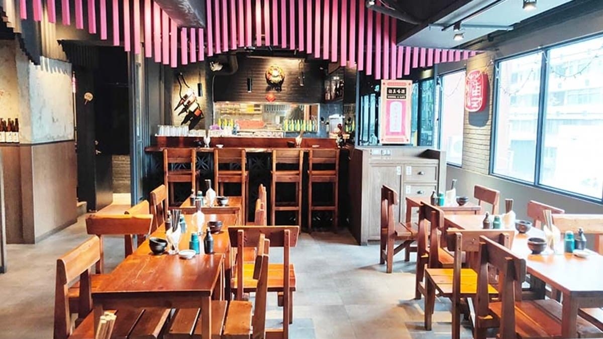 店內環境富有復古的居酒屋氛圍。（圖片來源：小噗扒飯食記）
