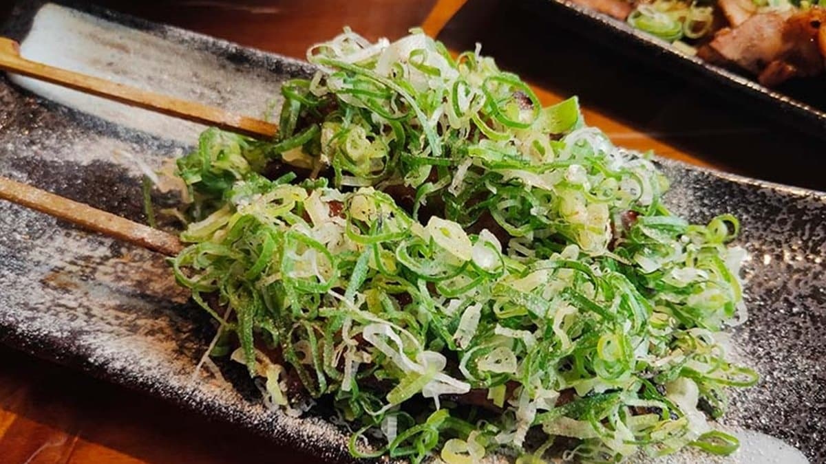 雞腿蔥蔥雞串，滿滿的蔥量增添美味。（圖片來源：小噗扒飯食記）