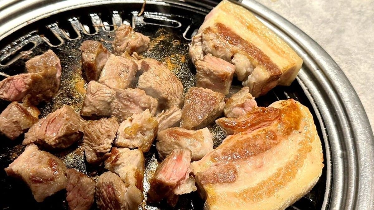 烤到金黃香酥的豬肉簡單沾著麻油和胡椒鹽就很好吃。（圖片來源：加小菲愛碎碎唸）