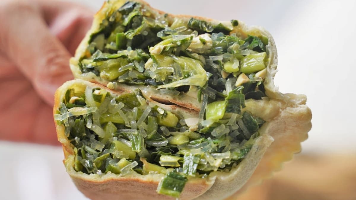 韭菜盒皮薄餡多，是相當受歡迎的人氣餐點之一。（圖片來源：跟著尼力吃喝玩樂）