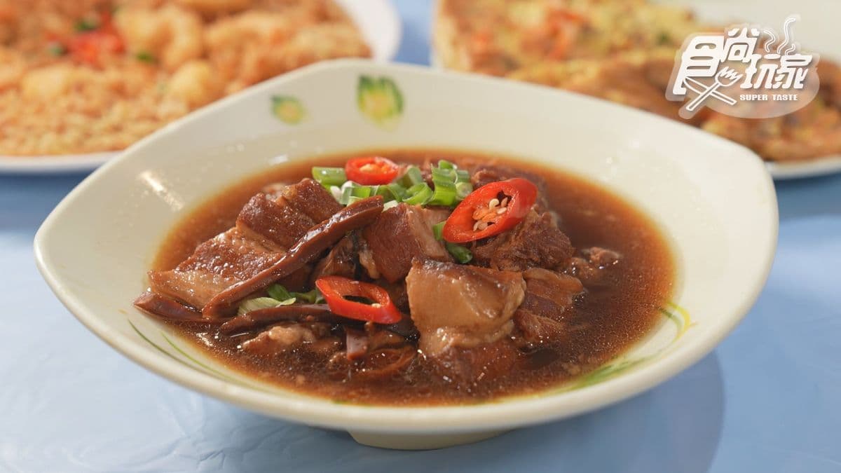「魷魚爌肉」的滷汁回甘的甜味很高，鹹香味也很迷人。