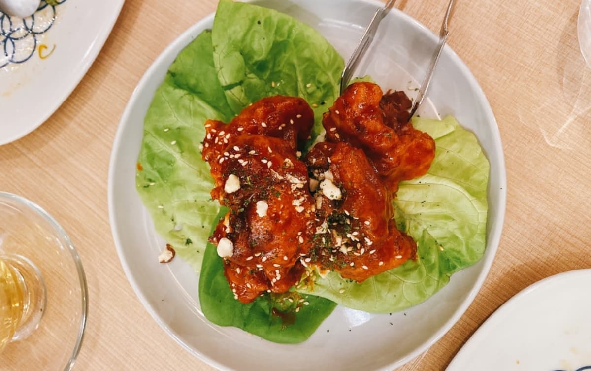 台北人氣米其林綠星蔬食！小小樹食必吃菜色TOP 5：皮蛋豆腐餃、仿真韓式炸雞