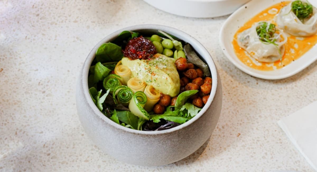 台北人氣米其林綠星蔬食！小小樹食必吃菜色TOP 5：皮蛋豆腐餃、仿真韓式炸雞