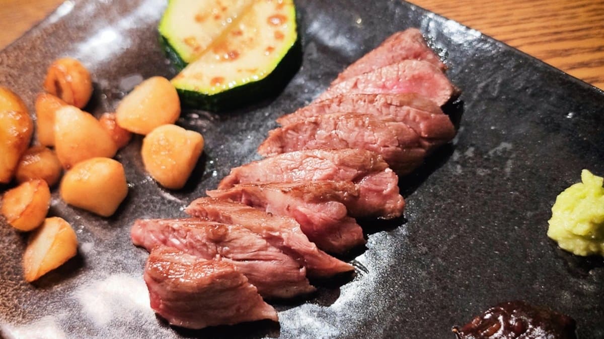 黑毛和牛煎炙後油香四溢。（圖片來源：葉影瓶像）