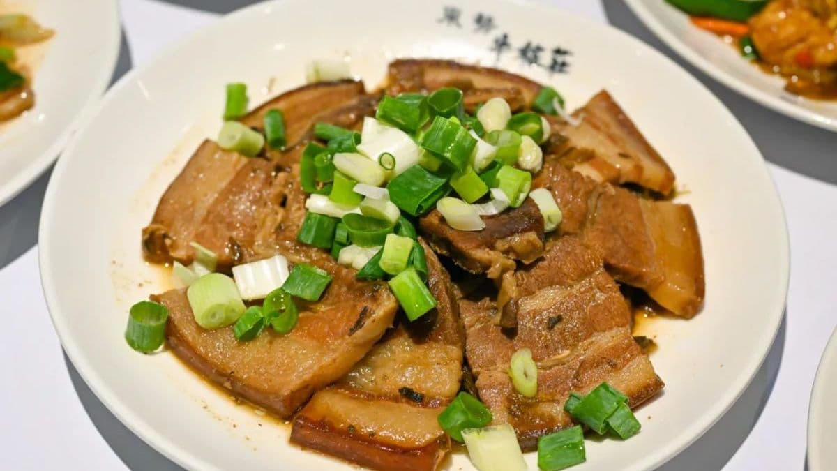 梅干扣肉不會很鹹，梅乾菜的味道可以帶出五花肉的甜。（圖片來源：鯊魚大口咬）