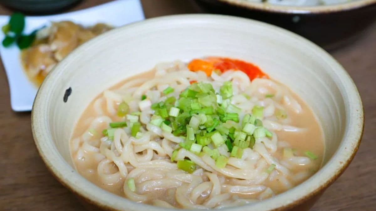 非常麵有點像麻醬麵，麵條很Ｑ彈帶點韌性。（圖片來源：鯊魚大口咬）