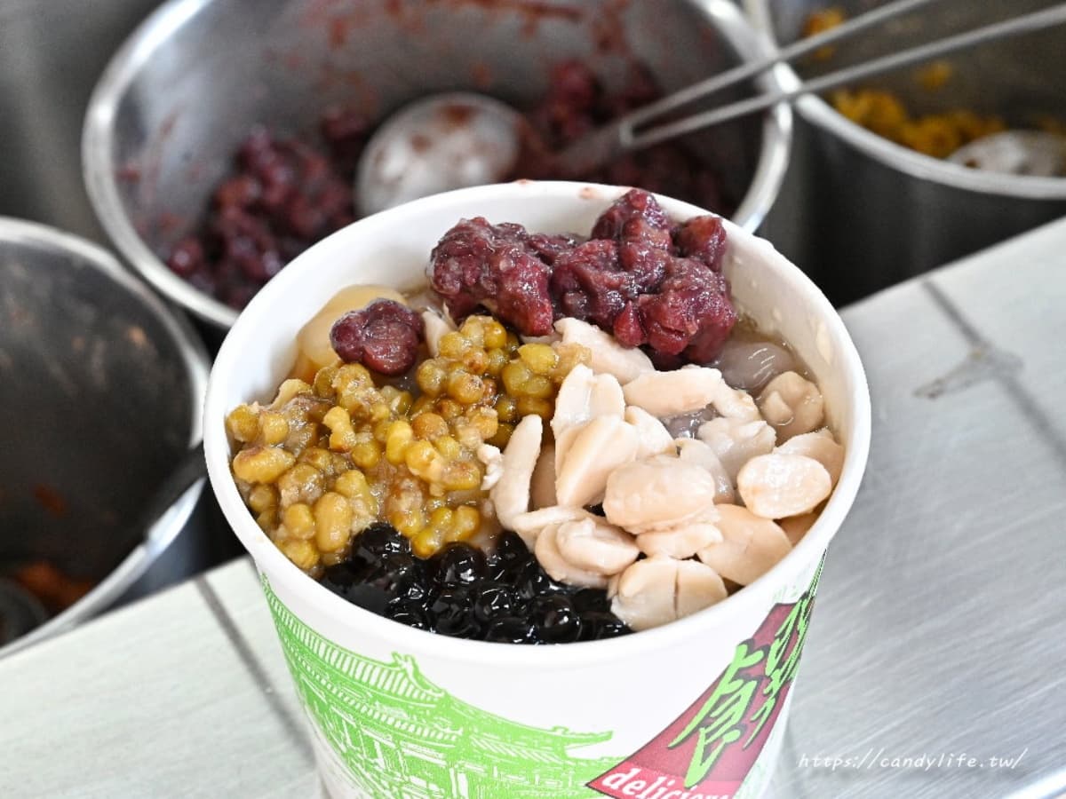 １碗只要50元！高CP值「無名豆花」７種配料無限裝滿，必嗑手工嫩仙草、芋圓