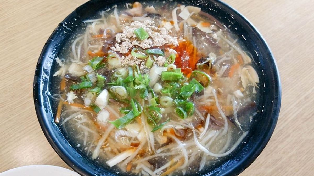 酸辣湯酸酸辣辣又夠味，湯頭偏濃稠。（圖片來源：Jeremy以食為天）