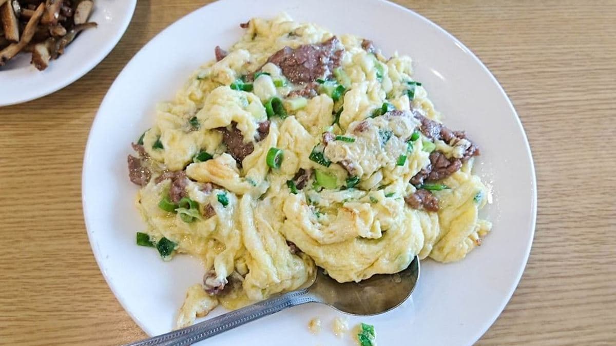 濕潤又滑嫩的滑蛋和軟嫩牛肉搭起來很美味。（圖片來源：Jeremy以食為天）