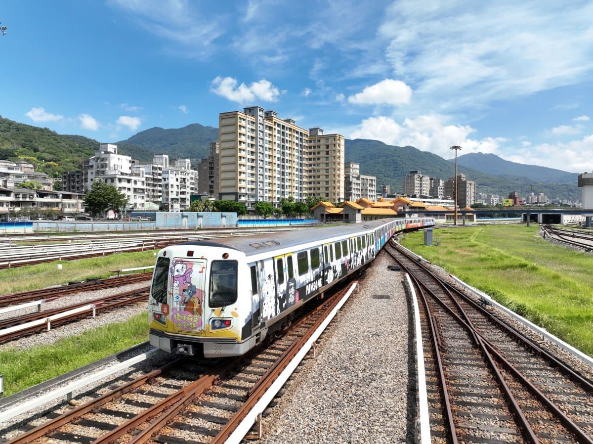 ４公尺「巨萌跩貓」出沒北捷！迪士尼彩繪列車同步登場，還有主題拍貼機