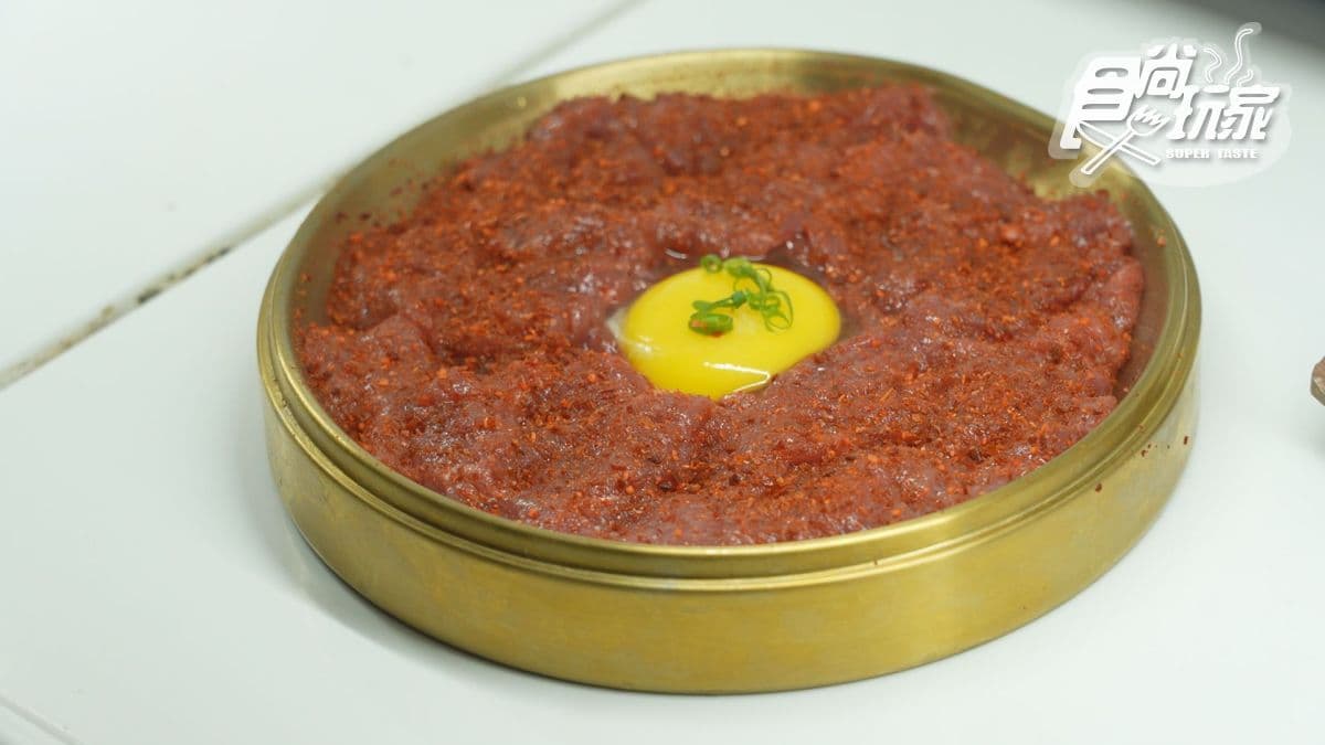 「辣味蛋黃拌肉」拌勻後，讓口感更添滑嫩感。