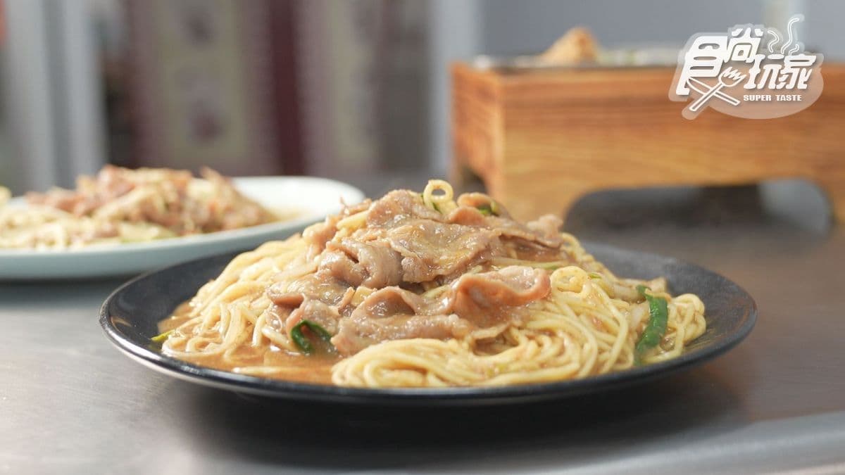 羊肉炒麵是招牌的餐點之一。