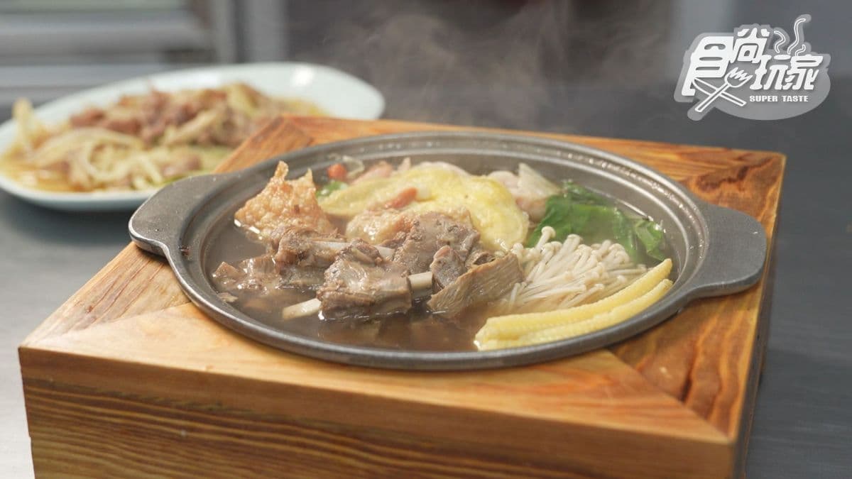 「獨吞的羊肉爐」羊肉給得很多，蔬菜也給得不少。
