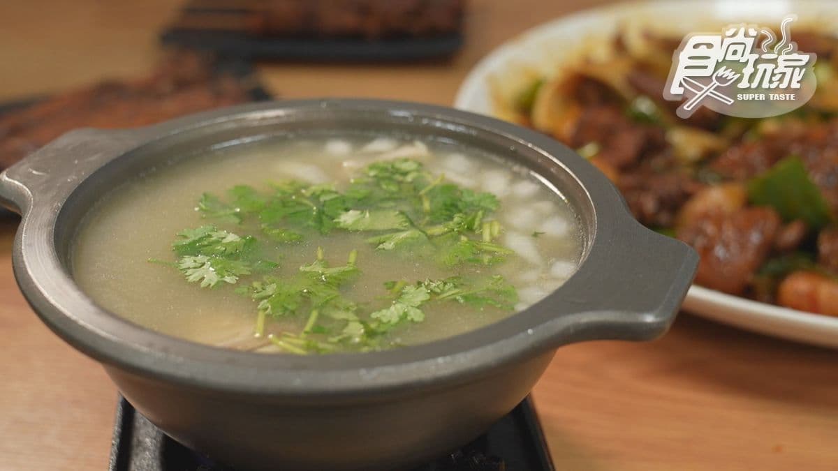「清燉羊肉」湯頭香甜，讓人忍不住一口接著一口。