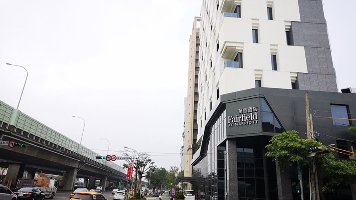 開車從74快速道路或北二高就可以看到「萬楓酒店」。（圖片來源：DARREN蘋果樹旅遊玩樂誌）