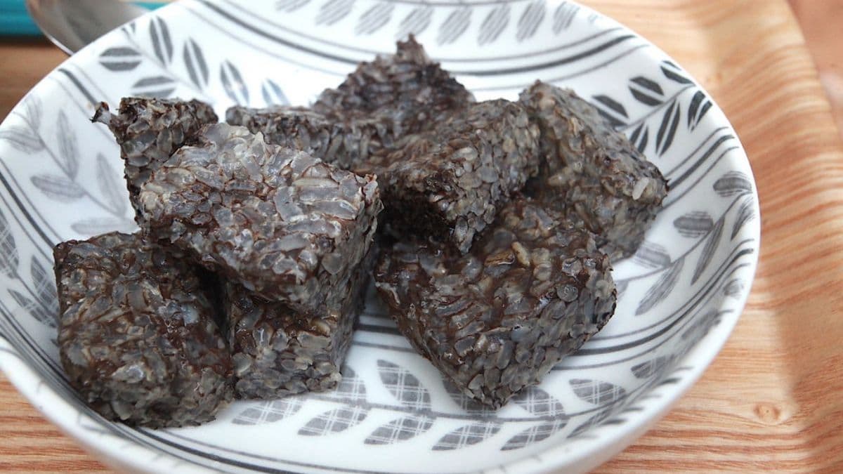 乾米血很軟Q無腥味，附上薑絲和醬油膏供沾食。（圖片來源：樂天小高の美食之旅）