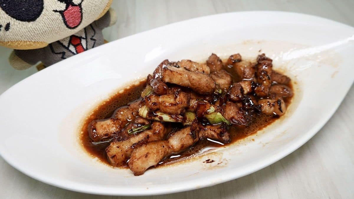蒜仔肉是以切成條的五花肉以大火醬炒。（圖片來源：貓大爺部落格）
